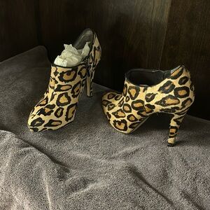Sam Eldelman 6.5 zipper leopard print